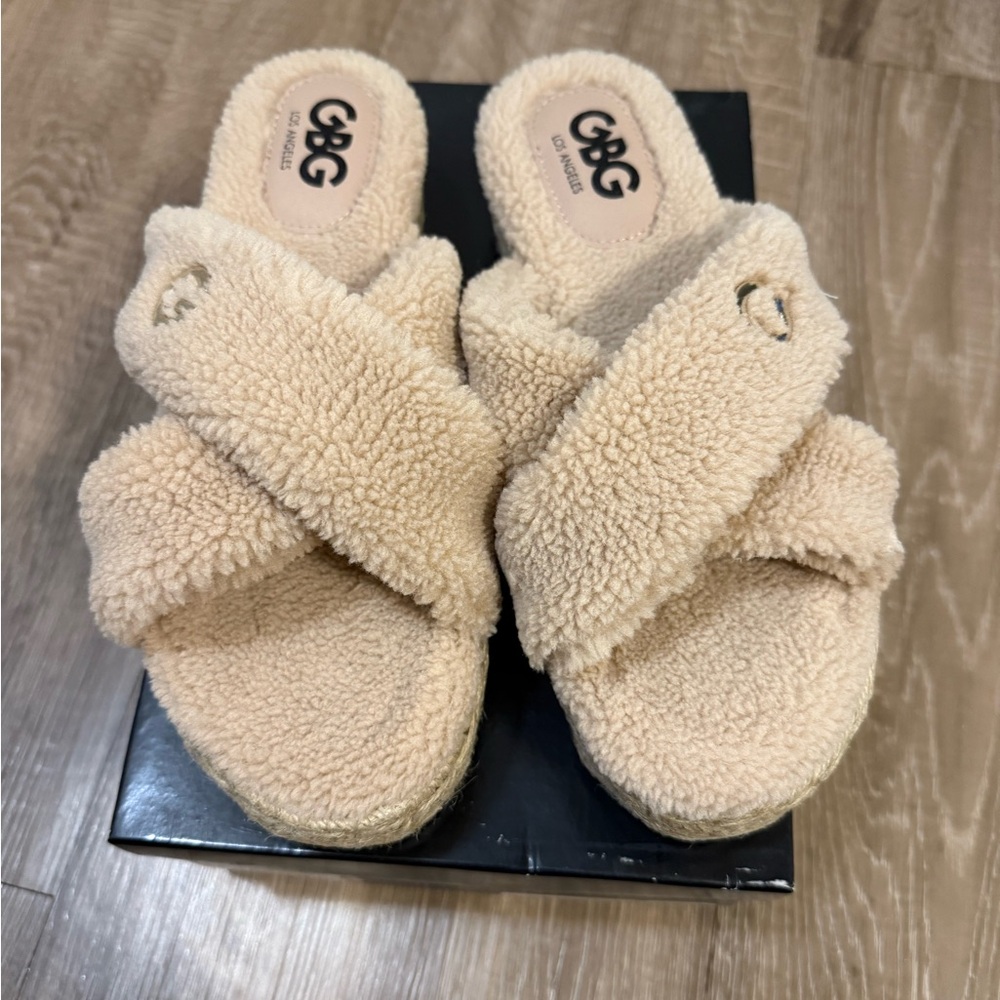 GBG Los Angeles Cream Fur sandals